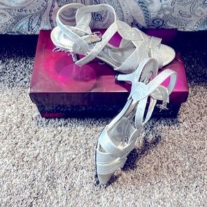 Woman’s dance flex dress shoes. Good condition. Beautiful sparkle.